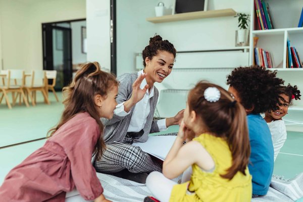 Comment établir des limites claires avec un chien dans un foyer multi-animaux ?